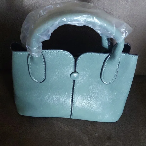Elegant Green Leather Handbag - Picture 2 of 4